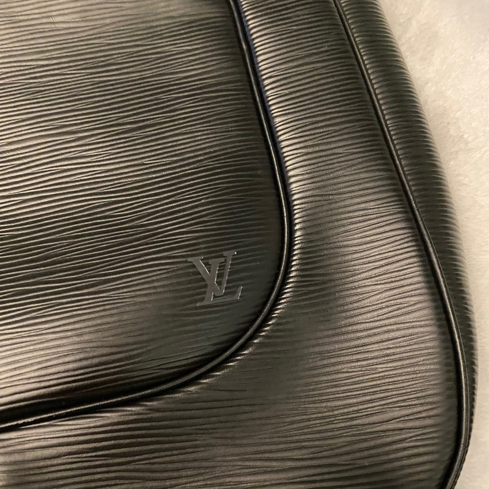 Louis Vuitton  Epi Leather Shoulder bag. Black. PRICE DROP